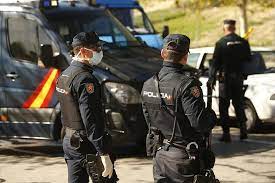 La policía nacional ha desarticulado junto con el cuerpo de carabinieri italiano la organización mafiosa batería moretti se dedicaba al control de la región de foggia (italia) mediante la utilización de violencia, coacción y narcotráfico, tráfico de armas. La Policia Nacional Multa A Un Vecino De Guadalajara Que Se Desplazo A Madrid Para Comprar Pan Madrid