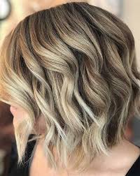 Jan 18, 2022 · il taglio di capelli medio più iconico si presta a mille varianti sul tema, con frangia o con ciuffo, scalato e sfilato oppure simmetrico e pari. Pin Su Acconciature