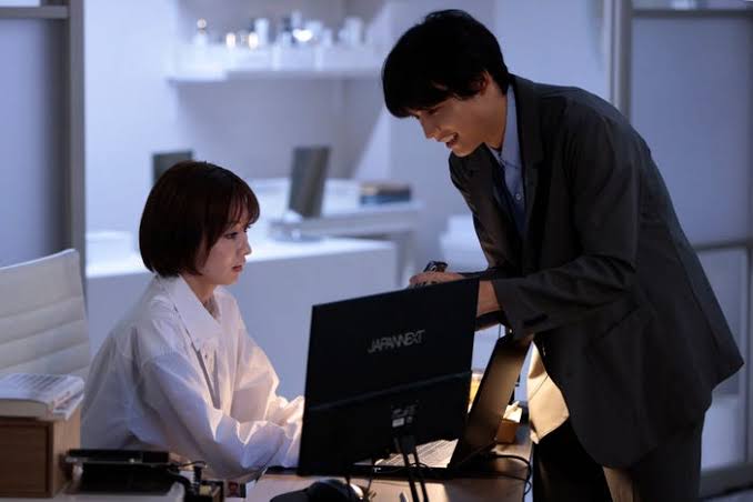 告白－25年目の秘密－ 第1話】爽太（松村北斗）、麻里子（岡崎紗絵）に初めて声をかける 当たり前の日常がスリリングに一変 - モデルプレス