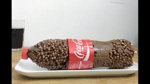 Verwenden sie einen kleinen gezackten messer, um den kuchen in den körper der flasche zu formen. Riesen Cola Flasche Aus Puffreis Coca Cola Kuchen Ohne Backen Youtube