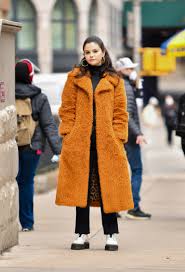 Scientific disinformation has and will cost lives. Selena Gomez Zeigt Uns Wie Wir Die 3 Stiefel Trends Des Fruhlings Tragen Vogue Germany