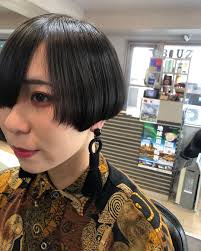 htm1173 instagram 個性派ショート 左右長さを変えてアシメに この子の個性を引き立てるヘア サイドは 耳たぶ見えるくらいが可愛いんです ピアスも映えるし 前髪伸ばして早くトランクスにならないとwww いつもありがとう 最高って言うてくれる
