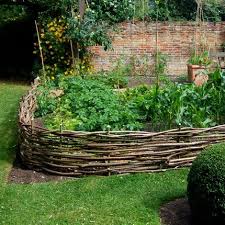 Wattle Fence Ideas 1001 Gardens Natural Fence Wattle Fence Diy Raised Garden