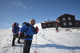 Fra toppen kan du i klart vær se høgronden, gjendealpene mellom bygdin og gjende, hardangerjøkulen og høyåsen ved halden. Topptur Pa Ski Til Hogevard 1459 Moh