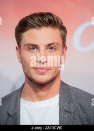 Colonia, Germania. 23 Sep, 2019. Jannik Schümann, attore, sorge sul tappeto  rosso alla premiere mondiale dell'adattamento letterario 'em Horizont così  nah' nell'Cinedom e. Il film è basato sul libro "em Horizont così