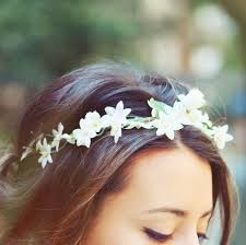 Si tu pelo es largo y te pondrás un vestido liso, sin demasiados detalles ni tul la corona de flores para novias que veremos a continuación es ideal si tienes pelo corto. Detalles De Bodas Bonitas Coronas De Flores Para El Pelo Peinados Nina Boda Coronas De Flores Para El Cabello Coronas De Novia