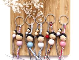Porte Clef Perles En Bois Creation Originale Lespoisplumes Porte Clef Artisanat De Poupee Porte Cle