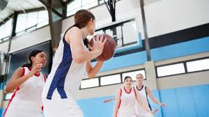 Lempar bola dengan melewati kepala dan lecutkan bola dengan menggerakan telapak dan juga jari tangan. Teknik Passing Bola Basket Yang Benar