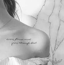 Hình xăm trên bàn tay hình bông hoa nhỏ nhắn dễ thương với thiết kế đơn giản toát lên một tính cách ngọt ngào, hiền diệu và nữ tính của các chị em. Chia Sáº» Top 10 Hinh XÄƒm Ngá»±c Ä'áº¹p Cho Ná»¯ Giá»›i Lam Ä'áº¹p Nhe
