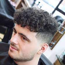 Coole Curly Hairstyles Men Faded Fransen Frisuren Fur Kurze Lockige Manner Mit Permed Shapeu Permed Hairstyles Curly Hair Men Mens Hairstyles Curly