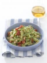 1 uovo, 800 gr di carne macinata di tacchino, 2 cipollotti, sale, 1 cetriolo, pepe, olio di oliva, 8 rapanelli, 300 g di rucola, 1 spicchio di aglio, 50 g di parmigiano grattugiato. Polpettone Di Tacchino Alla Rucola Sale Pepe