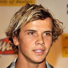 Starting with the obvious, grow your hair. Surfer Hair For Men 21 Cool Surfer Hairstyles 2021 Guide