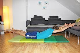 Dadurch, dass wir nicht in die hocke gehen, ist die oberschenkel vorderseite nicht bei den kreuzheben muskeln dabei. 5 Effektive Ruckenubungen Fur Zuhause Ohne Gerate Christian Roller Personal Training Fitnesstraining Gruppentraining
