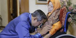 Sungkeman sendiri berasal dari kata sungkem yang maknanya bersimpuh atau duduk berjongkok sambil mencium tangan. Tradisi Sungkem Lebaran Dan Sejarahnya Dalam Agama Islam Ketahui Tata Caranya Merdeka Com