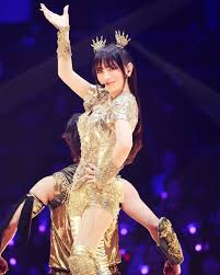 腕が足かと思った」浜崎あゆみゴージャス衣装ステージショットが大反響「すごい迫力」「このオープニングで涙滝だった」：「おっ！」でつながる地元密着のスポーツ応援メディア  西スポWEB OTTO!