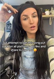 Pierce The Veil @Vic Fuentes #shemakesdirtywordssoundpretty #ptv #pi...