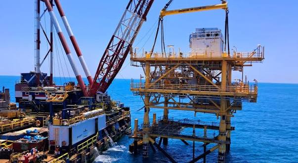 البترول تنتهي من تركيب منصة بحرية بمشروع تنمية حقل غاز غرب البرلس |صور -  بوابة الأهرام