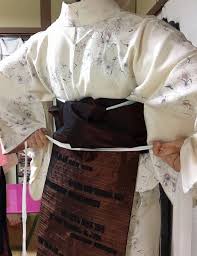 浴衣 着物 背中でキレイにお太鼓結び 仮紐を使った超カンタンな結び方 すなおの着付けコツのまとめ 帯 結び方 簡単 着物 お太鼓 結び方