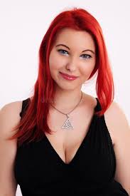 A Mulher Gorda Nova Em Um Vestido Branco Com Olhos Azuis Mostra Seu Dedo No  Espaço Da Cópia Imagem de Stock