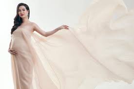 Võ hạ trâm cho biết thiên thần nhỏ chào đời ngày 12/07/2021 và có tên đầy đủ là chaudhary vaishali tây phương. Ca SÄ© Vo Háº¡ Tram Khoe áº£nh Báº§u Ä'áº§y Tháº§n Thai TrÆ°á»›c Khi Sinh