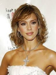 Coiffure cheveux frises attaches cheveux frises nos plus jolies. Epingle Sur Mi Long Degrade Boucle