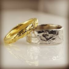 Unique Set Of Wedding Band For Bride And Groom Are Made From Yellow Gold And White Gold Hisand Matching Wedding Rings Diamond Wedding Bands Wedding Band Sets