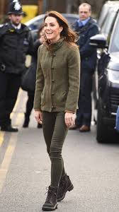 Doch bei ihrem jüngsten auftritt überrascht sie mit einem look, der stark an herzogin meghan erinnert. Herzogin Kate Im Ungewohnlichen Country Look