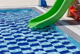 【piscinas para niños】 aquí te mostramos los mejores modelos del 2020. Piscina Con Toboganes Para Ninos Pequenos Fotos Retratos Imagenes Y Fotografia De Archivo Libres De Derecho Image 28718304