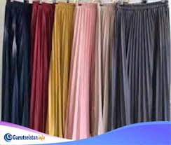 Sep 17, 2019 · gaya busana terakhir shireen sungkar dengan rok plisket adalah paduan rok plisket warna coklat dengan atasan dusty pink yang dtambah dengan hijab bermotif berwarna senada. 11 Warna Rok Plisket Yang Netral Dan Trending