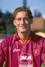 Immagini e idee tagli di capelli alla moda, nuovi colori capelli, acconciature dalle sfilate e look delle star. File Francesco Totti As Roma 1996 97 Jpg Wikipedia