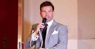 Está ahí por una beca de leadership institute a jóvenes talentos. El Discurso De Nacho Gutierrez Alabo A Tonka Tomicic Y Al Alcalde Rodolfo Carter Glamorama