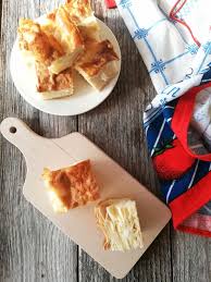 Reteta de placinta cu iaurt si stafide, reteta simpla si rapida, reteta traditionala cu foi de placinta din comert. PlÄƒcintÄƒ Cu Iaurt È™i BranzÄƒ ReÈ›etÄƒ RapidÄƒ