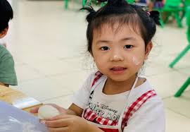 Hoạt động trải nghiệm "Bé làm bánh trung thu" lớp mẫu giáo nhỡ B1