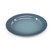 Bekijk le creuset gietijzer klassiekers en moderne keukenbenodigdheden: Le Creuset Stoneware 22cm Side Plate Lakes Home Centre