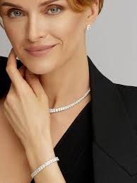 Gold and green, a pair that compliments each other very well 💚🤩 would you  wear these rings together or separately ?! #emeraldandgold #emeralds  #goldenjewelry #jewelryaddict #jewelrycommunity #finejewelry  #fashionjewelry #uniquejewelry #uniquering