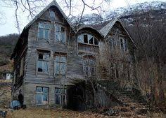Résultat de recherche d'images pour "horrific haunted houses abandoned"