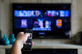 Familie kijkt naar Smart TV met IPTV streaming in comfortabele woonkamer