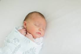 It was a privilege to take newborn pictures for the Cartledge family and to  get to capture Emma meeting her little sister Brynn for the first time! See  more pictures