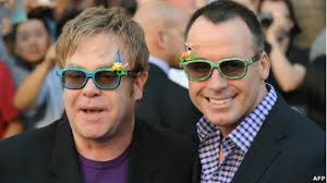 Elton John tunda konser karena usus buntu