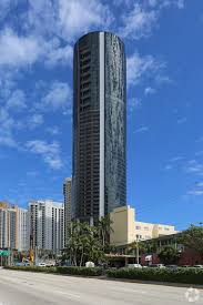 En la edificación —cercana a la playa— trabajaban más de 80 dotaciones de bomberos. Paisley Knott Porsche Building In Miami Beach