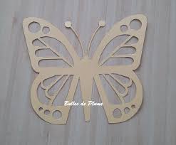 Coupez une fois la pièce (au pli, plier le tissu sur le côté étroit que vous avez allongé sur le patron) dans votre tissu imprimé et une fois dans votre tissu uni. Bulles De Plume Diy Papillon Attrape Soleil