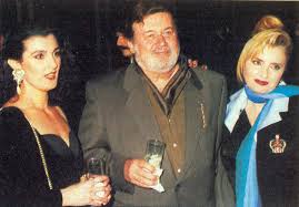 Τα 15 βιβλία του συγγραφέα. Oi 8yellwdeis Desmoi Kai Oi Perizhthtoi Erastes Ths Epoxhs Joytv