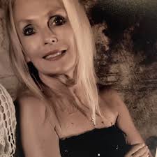 Has anyonye been to the secret bar ? That looks like the place I want to be  .