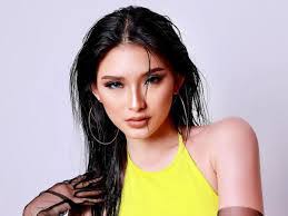 Angela Lillo's Instagram, Twitter & Facebook