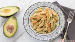 Passate i cubetti nei semi di sesamo e fateli rosolare in padella con l'olio extravergine di oliva caldo. Pasta Fredda Con Avocado E Salmone Ricetta It Youtube