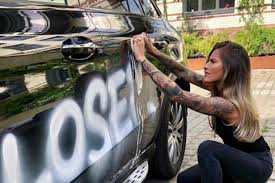 «noch zwei wochen und länger, dann hätte es einen toten gegeben. Girlfriend Of Liverpool Keeper Loris Karius Reveals Loser Spray Paint Was Bizarre Publicity Stunt Liverpool Echo