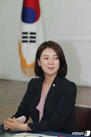 배현진 전 mbc 앵커가 소셜미디어 활동을 시작하며 본격적인 정치활동에 시동을 걸었다. ë°°í˜„ì§„ ìž¡ì€ ë¬¼ê³ ê¸°ë„ ì• ì • ì£¼ì§€ ì•Šìœ¼ë©´ ì°¨ì—¬ Tkì— ë³´ë‹µí•´ì•¼ ë‰´ìŠ¤ ë™ì•„ë‹·ì»´