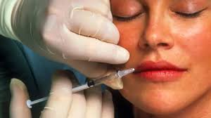 وسائل التواصل الاجتماعي "تعزز الإقبال على عمليات التجميل" - BBC News عربي
