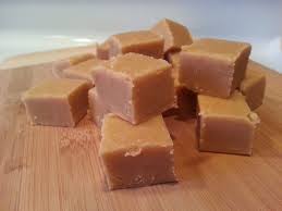 Le Sucre A La Creme Est Un Des Classiques Du Quebec Cette Recette Est Absolument Parfaite Les Cubes Fondent Litte Food Cookie Frosting Recipe Dessert Recipes