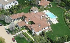 Khloé and kourtney kardashian share a tv show, a neighborhood, and even a decorator: Khloe Kardashian Lists Calabasas Mansion For 19 Million Kardashian Homes